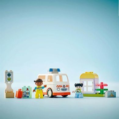 Конструктор LEGO DUPLO Швидка допомога та водій 19 деталей (10447)