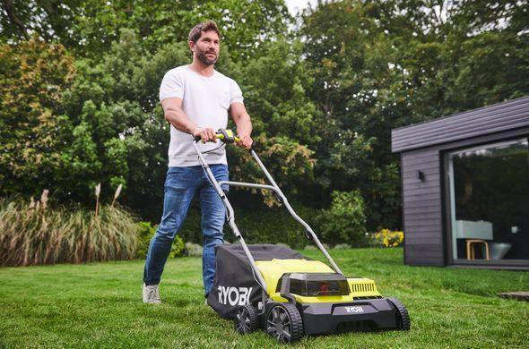 Ryobi Аэратор-скарификатор аккумуляторный ONE+ RY18SFX35A-240 18В акб 2х4А&middot;ч 35см 55л 10кг 5133004549 фото