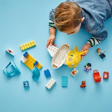 Конструктор LEGO DUPLO Town Уперше в аеропорту 23 деталі (10443)