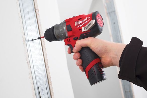 Дрель-шуруповерт с ударом аккумуляторная MILWAUKEE, M12 FUEL FPDXKIT-202X 4933464138 фото