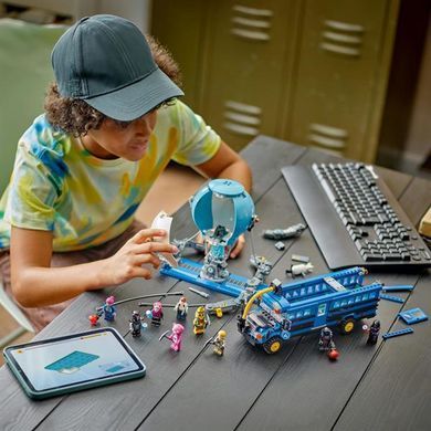 Конструктор LEGO Fortnite Battle Bus Игрушка из видеоигры 954 детали (77073)