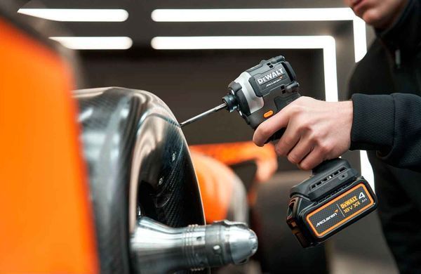Набір з двох інструментів акумуляторних безщіткових McLaren F1 TEAM LIMITED EDITION DeWALT DCK200MM2T DCK200MM2T фото