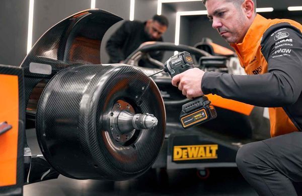 Набір з двох інструментів акумуляторних безщіткових McLaren F1 TEAM LIMITED EDITION DeWALT DCK200MM2T DCK200MM2T фото