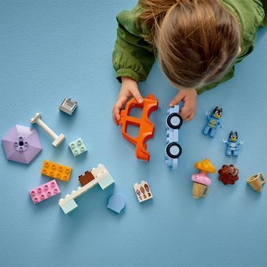 Конструктор LEGO DUPLO Bluey Путешествие с мороженым вместе с Блуи 22 детали (10458)