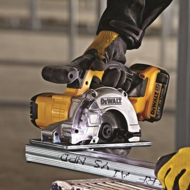 Пила дискова акумуляторна DeWALT DCS373N DCS373N фото