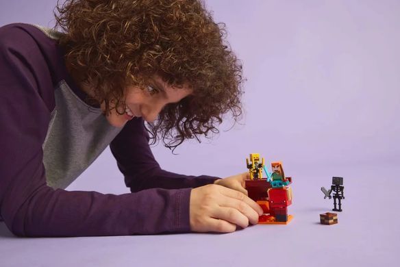 Конструктор LEGO Minecraft Битва з лавою у Незері (389480)