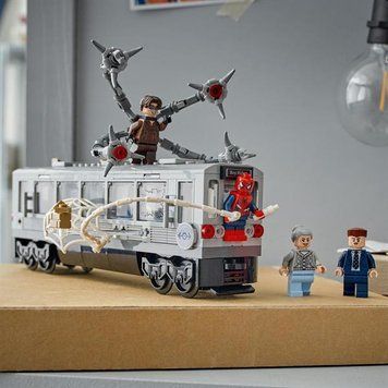 Конструктор LEGO Super Heroes Человек-паук против Дока Ока Сцена в метро 393 детали (76321)