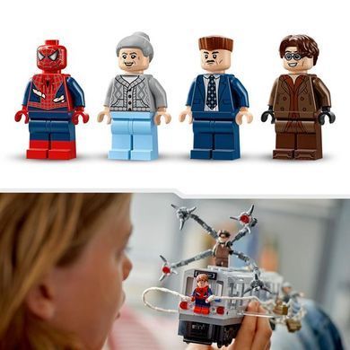 Конструктор LEGO Super Heroes Человек-паук против Дока Ока Сцена в метро 393 детали (76321)