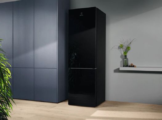 Electrolux Холодильник з нижн. мороз., холод.відд.-244л, мороз.відд.-94л, А+, NF, інв., диспл внутр., зона св-ті, чорний+скло (364062) RNT7ME34K1 фото