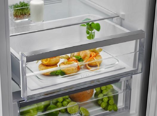 Electrolux Холодильник з нижн. мороз., холод.відд.-244л, мороз.відд.-94л, А+, NF, інв., диспл внутр., зона св-ті, чорний+скло (364062) RNT7ME34K1 фото