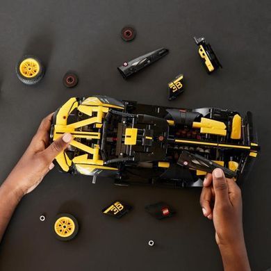 Конструктор LEGO Techniс Bugatti Bolide 905 деталей (42151)
