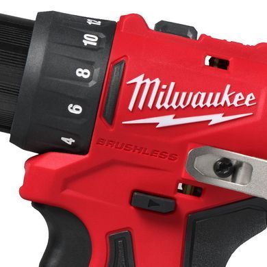 Дрель-шуруповерт аккумуляторная бесщеточная MILWAUKEE, M12 BLDDRC-202C, 40Нм (зарядное устройство С12, 2 аккумулятора М12 В2 2Ач, кл 4933499686 фото