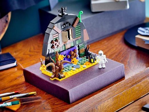 Конструктор LEGO Icons Гелловінська комора 205 деталей (40721)