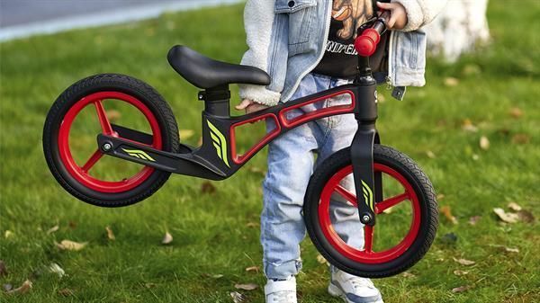 Біговел Hape Нове дослідження двоколісний 12" червоний (E1080), Червоний