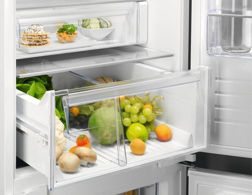 Electrolux Холодильник встраиваемый с нижн. мороз., 188x55х55, холод.отд.-215л, мороз.отд.-61л, 2дв., А++, Combi, инв., диспл внутр., зона св-ти, белый RNT6TE19S0 фото