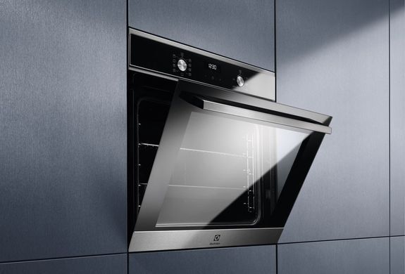 Electrolux Духова шафа електрична, 65л, А, пара, дисплей, конвекція, телескопічні напрямні, чорний+нерж EOD5H70BX фото