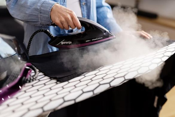 Утюг-парогенератор Gorenje, 3000Вт, 1500мл, паровой удар -160гр, дисплей, керам. подошва, черный SGD3000BKV фото