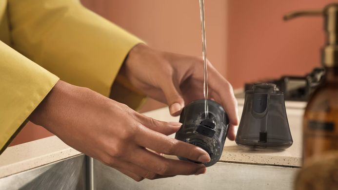 Отпариватель Philips компактный Series 7000, 1500Вт, 100 и 200мл, паровой удар -28гр, перчатка, чехол, нерж. сталь, белый STH7030/10 фото