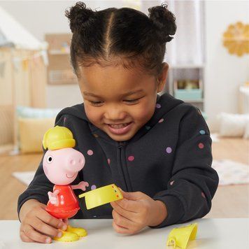 Ігровий набір PEPPA FIGURINES серії "Модна пригода" - ОДЯГНИ ПЕППУ G0331 фото